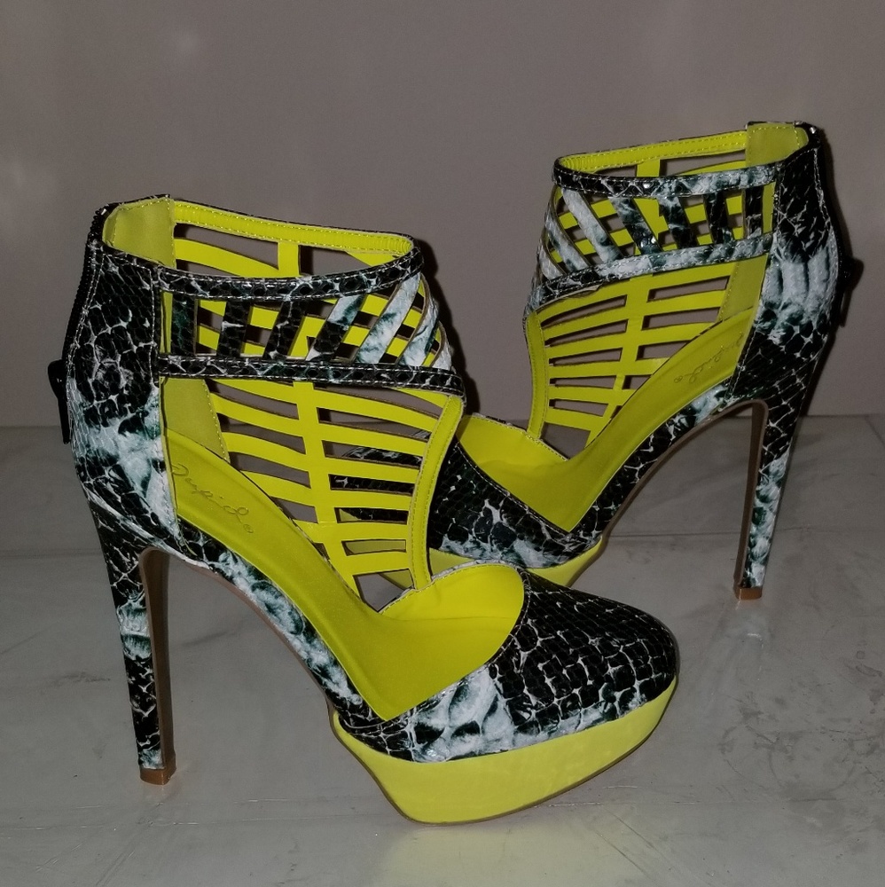 Green Women Snake Textured shoes size 6.